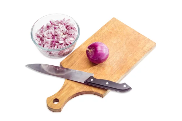 Oignon rouge haché, oignon bulbe et couteau sur planche à découper — Photo