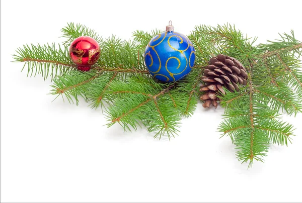 Gren av en GranTree och Christmas Ornament — Stockfoto