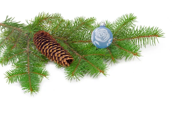 Gren av en GranTree och Christmas Ornament — Stockfoto