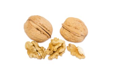 Beyaz arka planda birkaç ceviz