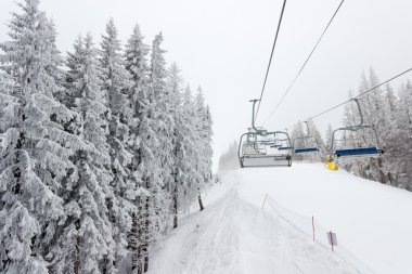Bulutlu havalarda telesiyej ve Kayak Bakırlı