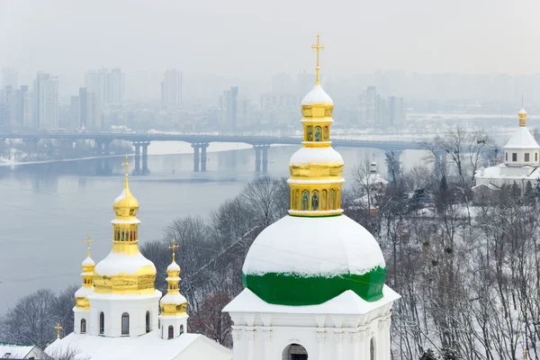 Купола Киево-Печерской лавры зимой — стоковое фото