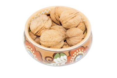 Beyaz bir arka plan üzerinde ceviz ile kase