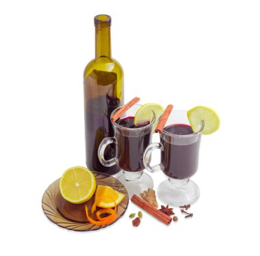 Limon dilimleri, şarap şişesi ve mulling baharat ile iki cam kupalar mulled şarap 