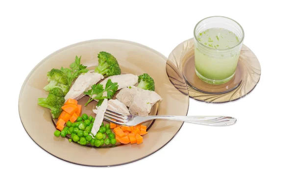Gotowane mięso z gotowanym zielonym grochem, brokułami, marchewką na ciemnym szklanym naczyniu — Zdjęcie stockowe