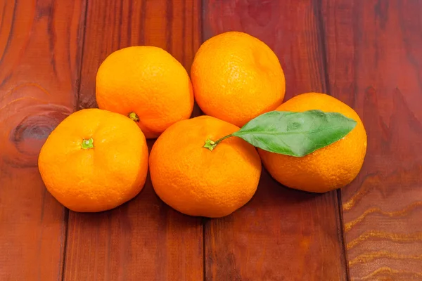 Varias naranjas frescas maduras de mandarina — Foto de Stock