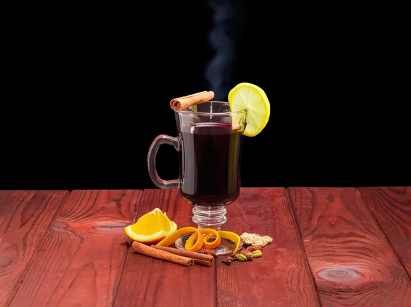 Mulled wine in glass mug with slice of lemon and mulling spices — Stock Photo, Image