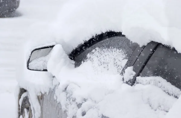 暴风雪中被雪覆盖的汽车碎片 — 图库照片