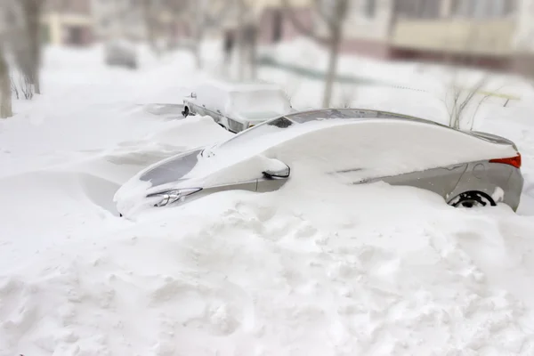 Autó között snowdrifts hóval borított — Stock Fotó