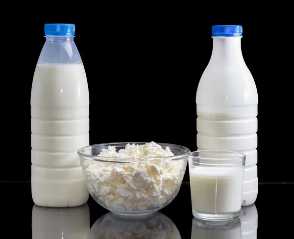 Молочные продукты на тёмном фоне — стоковое фото