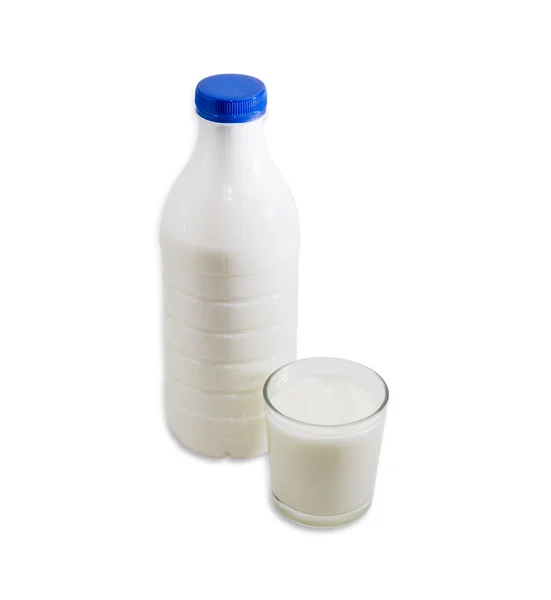 Bouteille et verre avec du lait sur fond clair — Photo