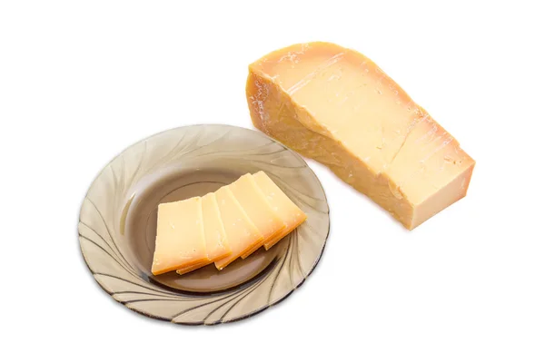 Pedaço e várias fatias de queijo holandês — Fotografia de Stock