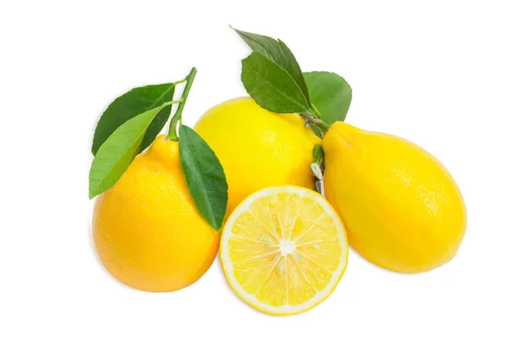 Several whole lemons with leaves and one cut lemon — Stok fotoğraf