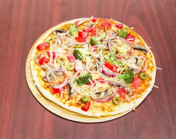 Vegetarian pizza with vegetables, mushrooms and olives on wooden — Stok fotoğraf