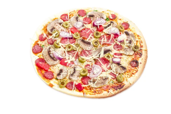 Pizza aux saucisses, champignons et olives sur fond clair — Photo