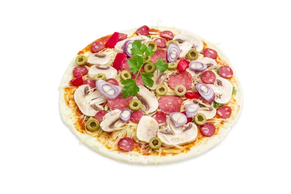 Pizza non cuite aux saucisses, champignons et olives — Photo