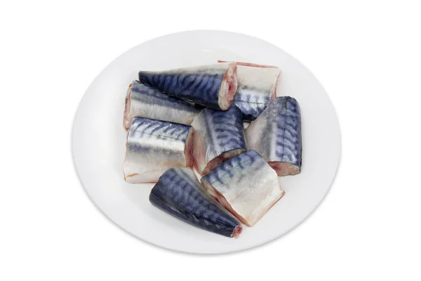 Нарезанная маринованная атлантическая скумбрия на белом блюде — стоковое фото