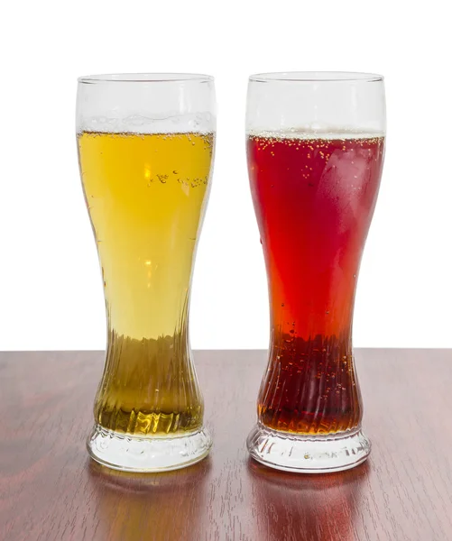 Два пивні келихи з пивом та темним пивом — стокове фото