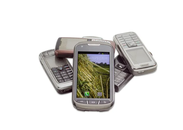 Nowoczesny smartfon na tle starych telefonów komórkowych — Zdjęcie stockowe