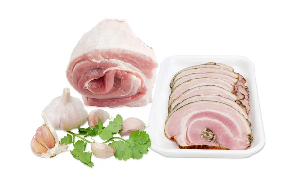 Carne de porc tăiată, rola de burtă de porc nefiartă, usturoi, coriande — Fotografie, imagine de stoc