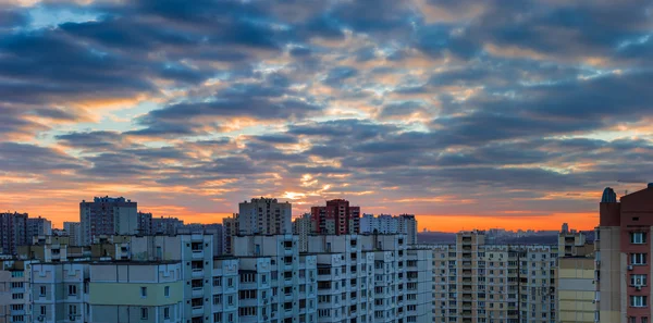 Sunset over the housing estate with modern apartment buildings — Stock Photo, Image