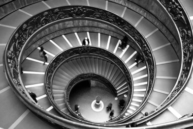 Roma 'daki Musei Vaticani' den çok az turistle etkileyici eliptik merdivenler.