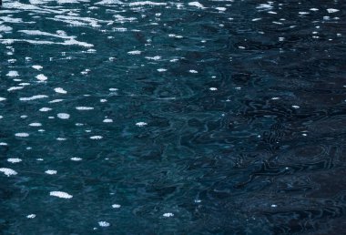 Çeşme beyaz köpükle yaratıcı mavi dokular yaratır