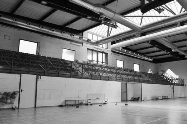 Binnen Een Lege Volleybalzaal Met Houten Vloer Kleurrijke Stoelen Natuurlijk — Stockfoto