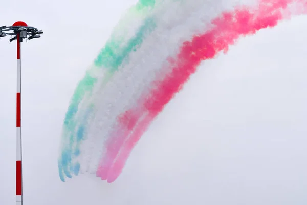 Frecce Tricolore Lasciare Verde Fumo Bianco Rosso Nel Cielo Formare — Foto Stock