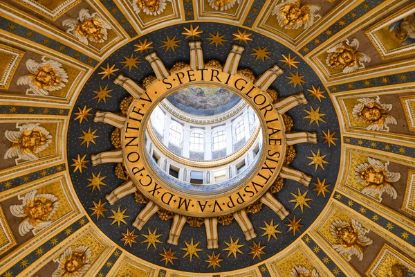 Vatikan Kubbesi 'nin tavanında altın sıva ve çizimler - melekler ve yıldızlar ve dairesel Latince yazılar