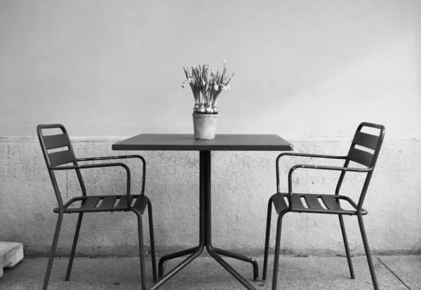 Zwei Stühle Und Ein Tisch Mit Narzissen Vor Einem Italienischen — Stockfoto