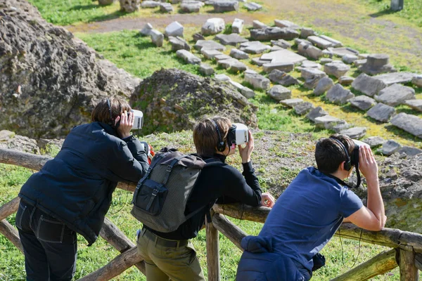 三位带着虚拟现实面具的游客参观了意大利的罗马市 马戏团马克西姆斯 图库图片