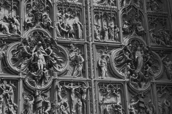 Storia Gesù Rappresentato Sulla Porta Principale Del Duomo Milano Italia Immagine Stock