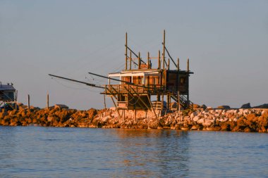İtalya 'nın orta kesimindeki Adriyatik Denizi' nde avlanmak için kullanılan ve İtalya 'nın anıtsal mirası olarak kabul edilen antik bir teknik olan Trabucco' yu balıkçılık için inşa ediyoruz. 