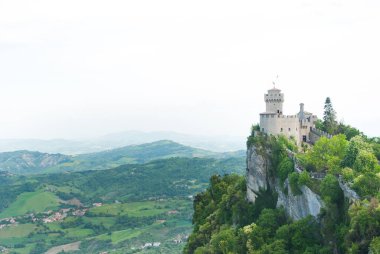 San Marino 'nun panoramik manzaralı üç şatosundan biri.