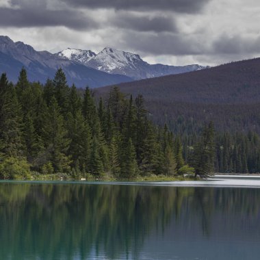 Arka planda dağ sırası olan göl, Annette Gölü, Jasper Ulusal Parkı, Alberta, Kanada