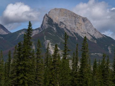Dağ sırası manzaralı, Yellowhead Highway, Icefields Parkway, Jasper National Park, Alberta, Kanada