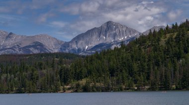 Arka planda dağ sırası olan göl, Piramit Gölü, Jasper Ulusal Parkı, Alberta, Kanada