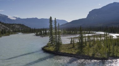Arka planda dağ sıraları olan nehir, Icefield Parkway, Alberta, Kanada