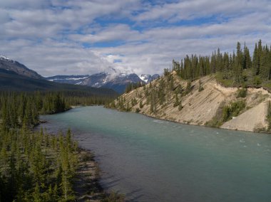 Arka planda dağ sıraları olan nehir, Icefield Parkway, Alberta, Kanada