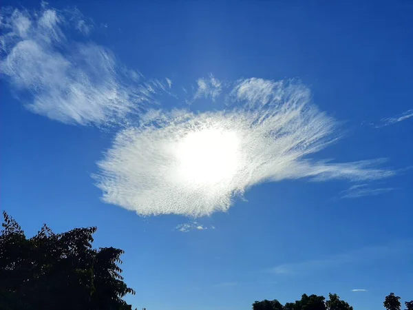 Mavi gökyüzünde güzel bulutlar vardı.