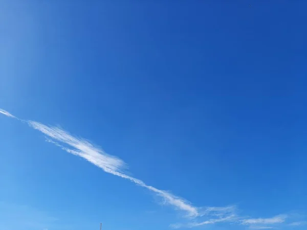 Mavi gökyüzünde güzel bulutlar vardı.