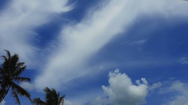 Aydınlık bir sabahta beyaz bulut göründü