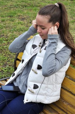 Kız müzik dinliyor.