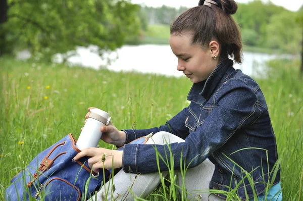 Mädchen auf einem Picknick — Stockfoto