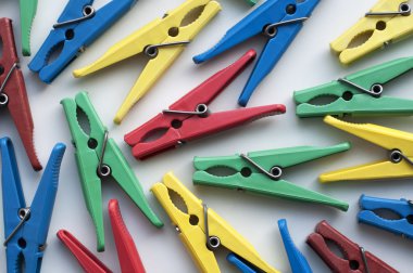 Renkli clothespins portre vurdu