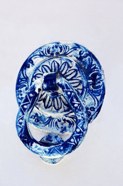 Oryantal tarzı beyaz zemin üzerine mavi kapı kolu