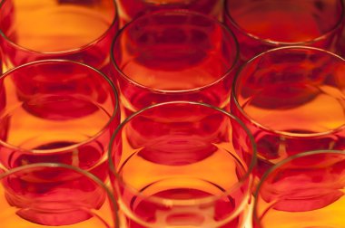 Üst üste yukarıdan çekim yapılan gözlük içmek kırmızı