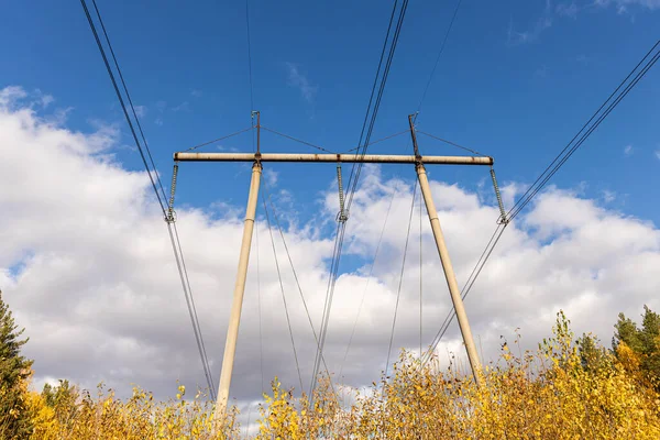 Zardzewiała Czarna Linia Energetyczna Jest Niebieskim Niebie Białymi Chmurami Tło — Zdjęcie stockowe