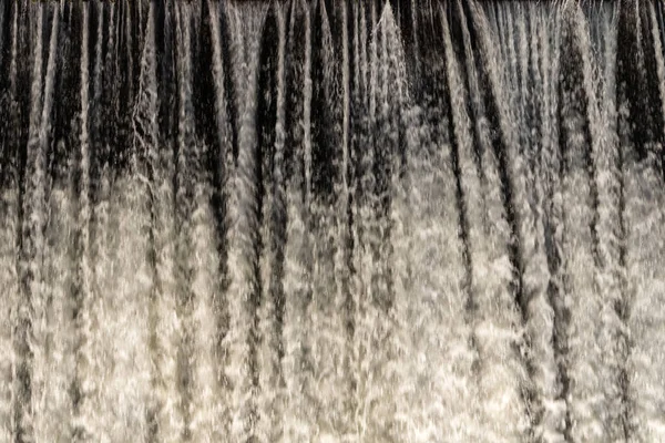 Krásná textura bílé bublající vody. Vodopád — Stock fotografie